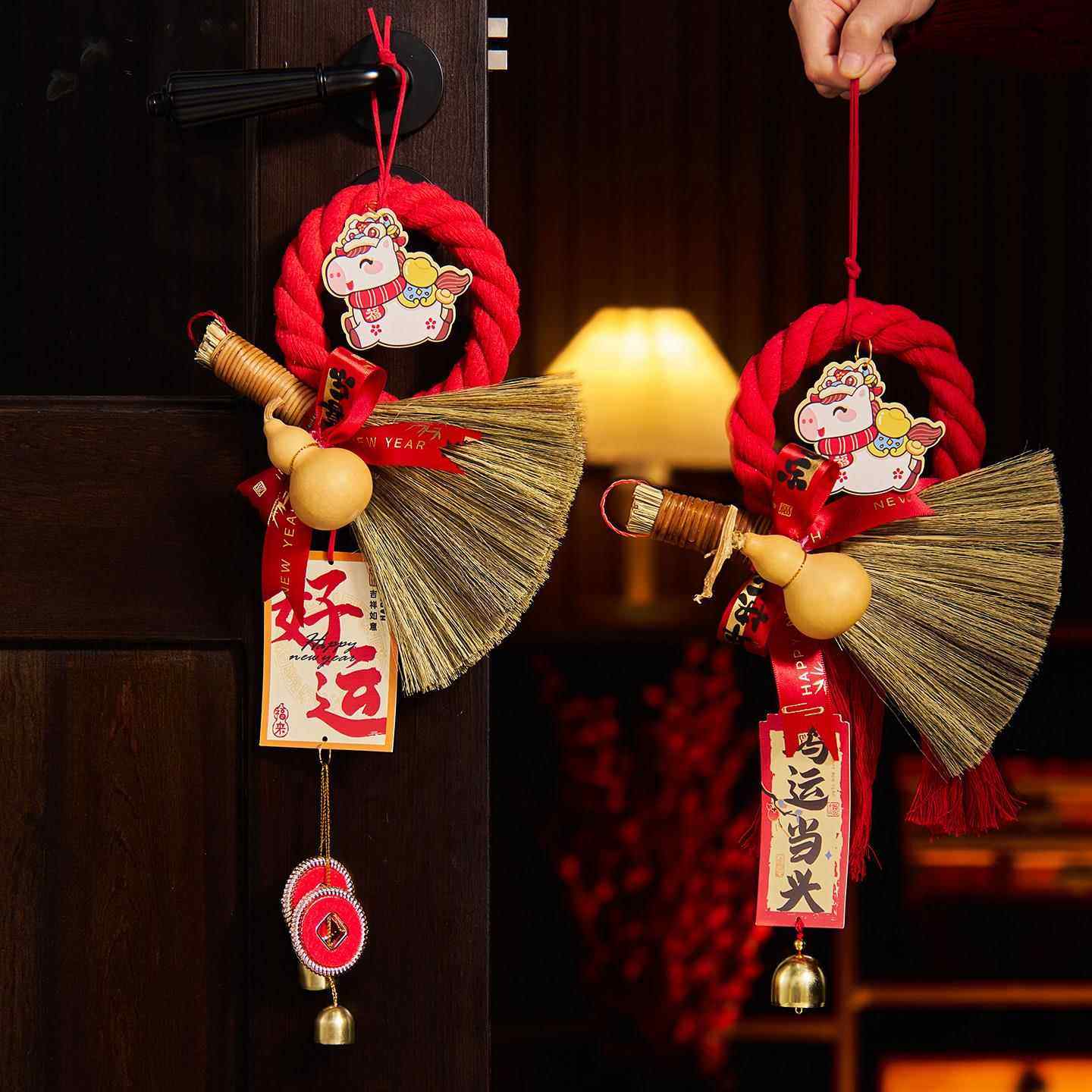 马年2026新年装饰品扫把挂件入户门过年春节喜庆挂饰氛围场景布置,淘宝优惠券,粉丝福利购,淘宝优惠卷
