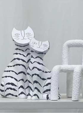 现代简约手绘轻奢黑白条纹猫树脂猫摆件样板房售楼处软装品汤圆猫