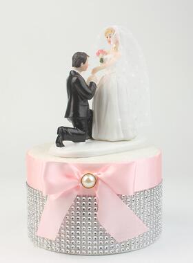 新品 新郎求婚蛋糕装饰 婚礼现场 戴头纱款 跪地求婚 家居摆件