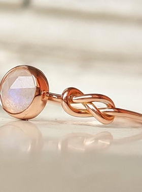 自然玫瑰切割月光石编织戒指纯金