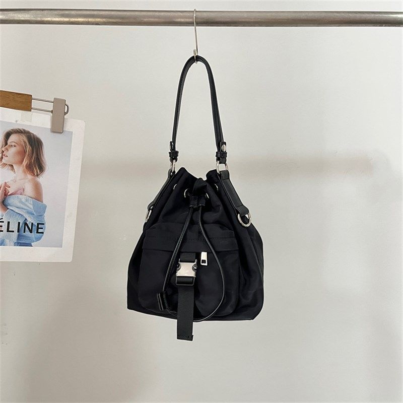 极简主义 今年流行精致手提水桶包小众轻便抽绳单肩斜挎牛津包女,淘宝优惠券,粉丝福利购,淘宝优惠卷