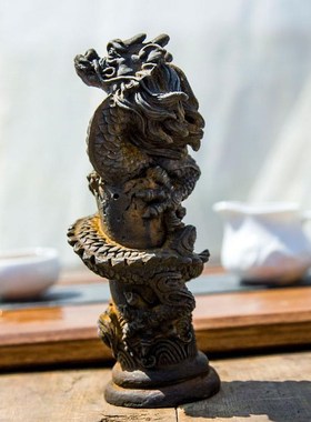 中式创意仿铸铁摆件飞龙在天浮雕像绕柱子桌面摆件居家茶宠工艺品