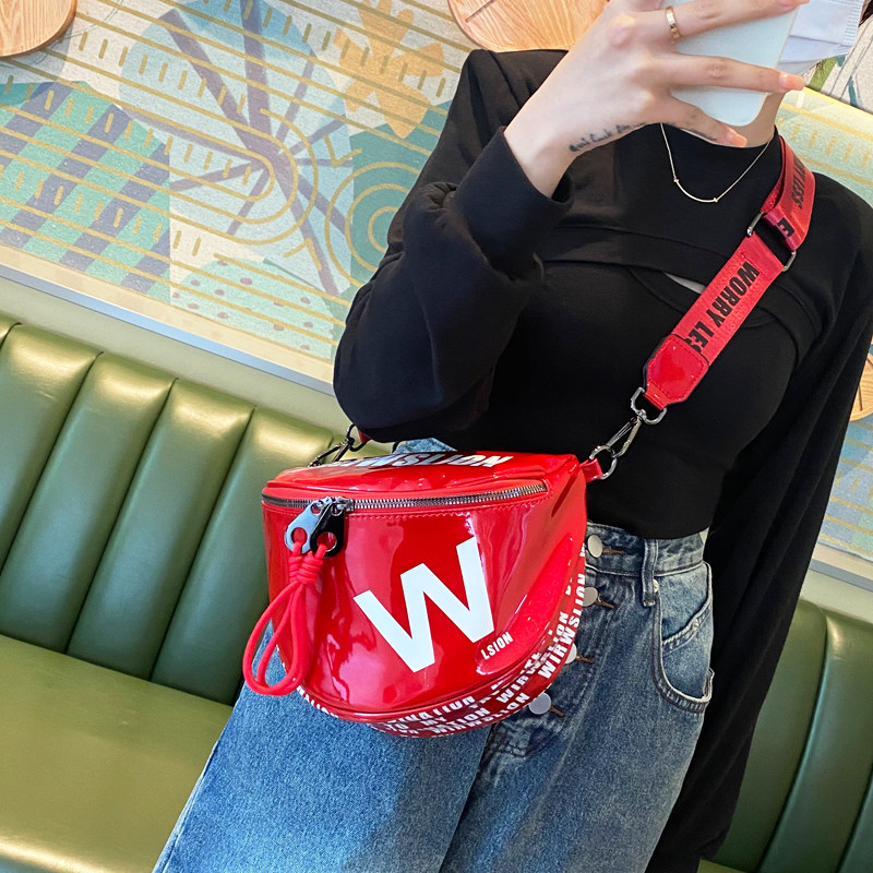 网红新款马鞍包小众设计潮女亮面宽肩带单肩包半圆洋气字母斜挎包,淘宝优惠券,粉丝福利购,淘宝优惠卷