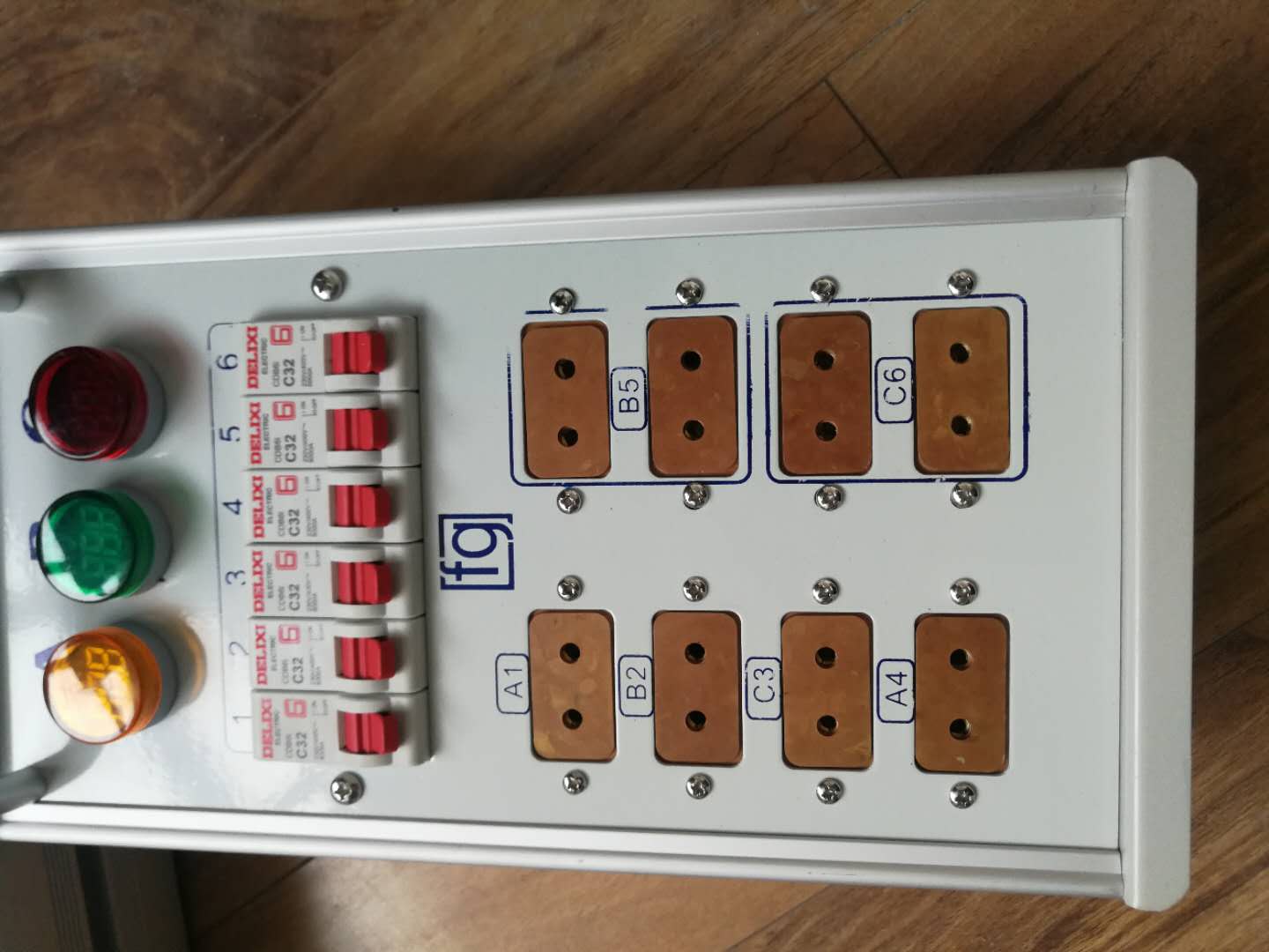 6路手提小电箱40A或8路10A胶木插头分线盒舞台灯光大屏直通配电箱 - 图0