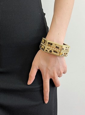 重工宽面手镯女高级感法式气质轻奢手环复古时尚夸张豹纹臂环手饰