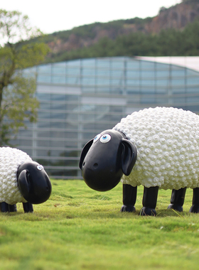 户外卡通绵羊雕塑楼房公园幼儿园草坪动物景观小品玻璃钢装饰摆件