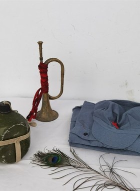 红色文化老物件马灯冲锋号红军大刀未开刃怀旧收藏复古革命摆件