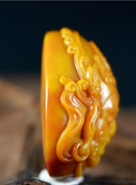 黄财神鸡油黄辰石玉雕战国红雕刻