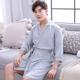Váy ngủ nam mùa xuân và mùa thu dài phiên bản Hàn Quốc của áo choàng tắm lụa băng phần mỏng dịch vụ tại nhà quay đồ ngủ lụa áo choàng nam mùa hè - Night Robe quần áo ngủ Night Robe