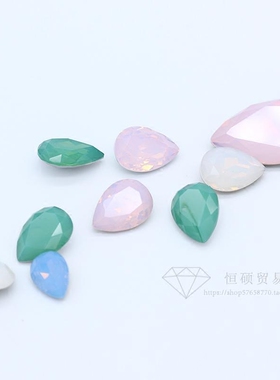 美甲白色异形水滴钻