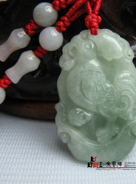 天然项坠属龙人翡翠玉