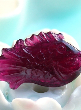 天然巴西老坑料酒红色鲤鱼吊坠