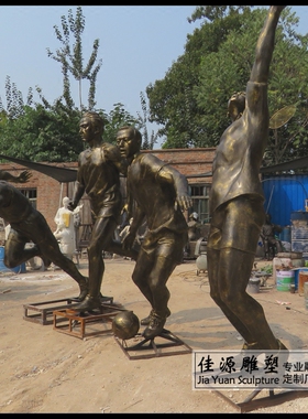 健身人物踢足球校园雕塑仿铜