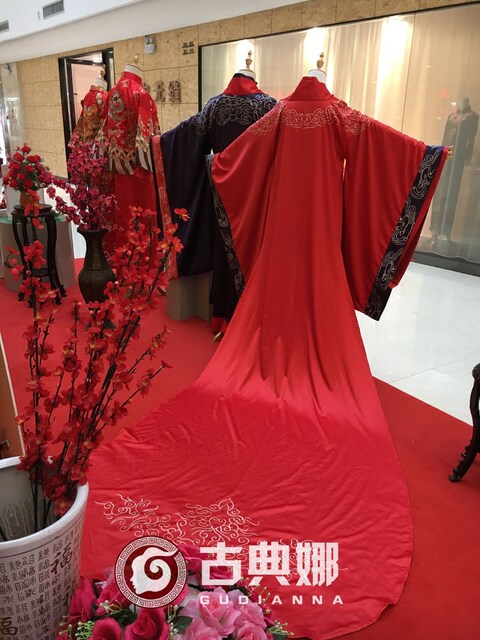 Classical Chinese style bride Hanfu wedding festive costume