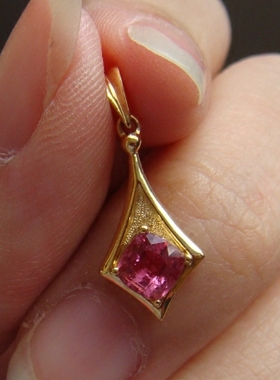 14k缅甸抹谷荧光热粉尖晶石吊坠