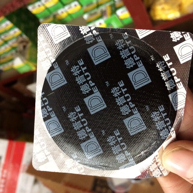 Depute 80 ຕ່ອນຂອງ 50MM ສີດໍາຟິມເຢັນ patching film ຢາງການສ້ອມແປງຢາງ vacuum ຢາງເຢັນ patching ກາວ vacuum patching film