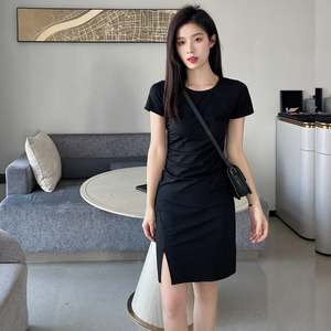 赫本风黑色连衣裙2022新款夏季收腰显瘦法式小黑裙短袖性感开叉裙