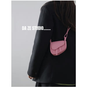 小包包女2022新款夏季单肩斜挎迷你包粉色小众设计火龙果色马鞍包