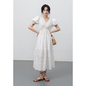 觅定显白连衣裙2022女夏季新款法式V领白色高级感收腰蕾丝长裙子