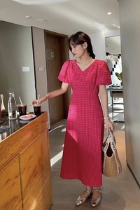 2022年韩国东大门格子褶皱设计气质V领泡泡袖高腰系带通勤连衣裙