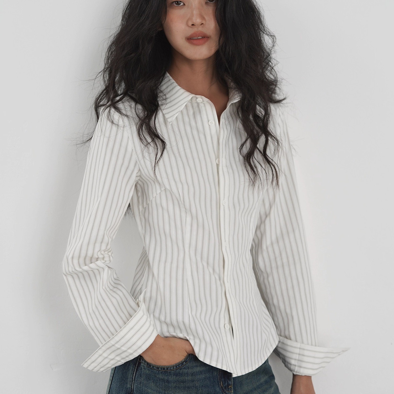 Off-white long-sleeved striped shirt for women, new autumn 2025 design, unique slim fit, polo collar shirt.