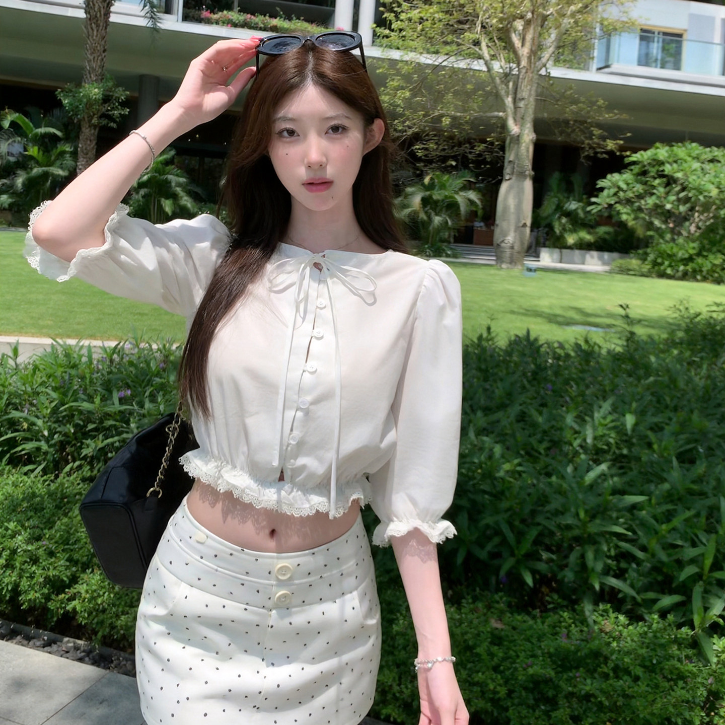 Round, antique-style, girlish, pure and alluring spliced lace-trimmed puff sleeve short blouse, unique and beautiful summer top for women.