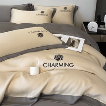 Четыре комплекта постельных принадлежностей на кровати с лёгким, шелковым сном, три комплекта постельных принадлежностей.