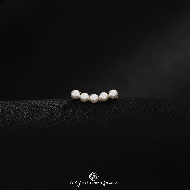 Smiling brooch, a summer anti-exposure accessory, a simple small pin for the chest, delicately cinching the neckline and securing clothing.
