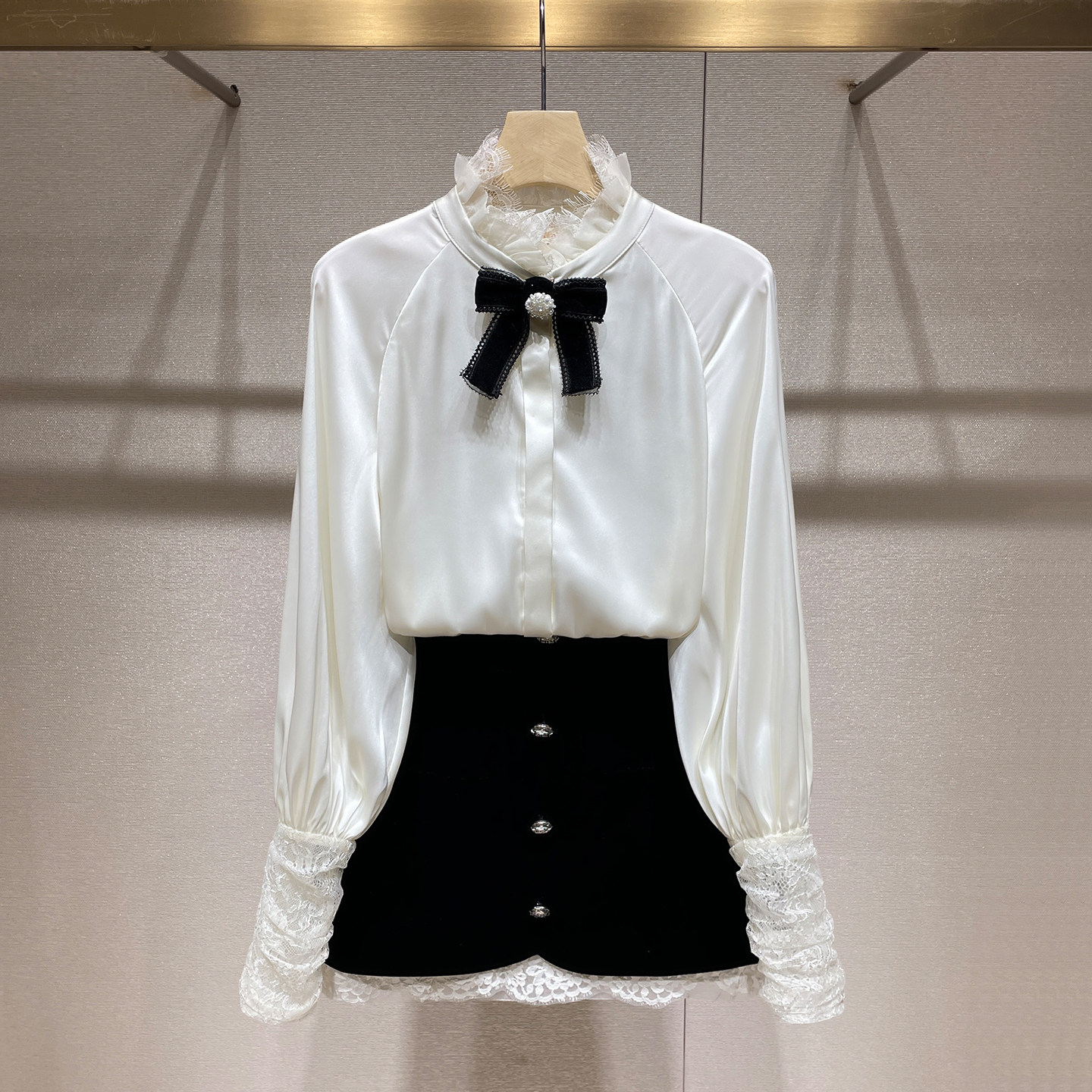 Petite and elegant matching set, 2026 Spring new style, court-style lace-trimmed long-sleeved shirt and high-waisted velvet skirt.