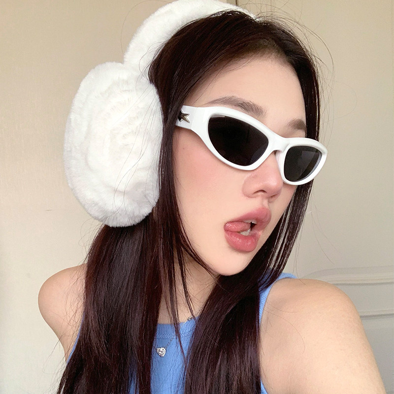 Белые солнцезащитные очки женские 2026 new hot girl уличная съемка технология sense аксессуары очки вогнутой формы банджи солнцезащитные очки сетчатые красные