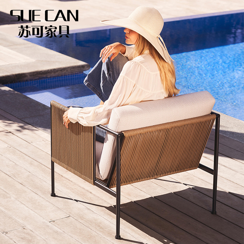 Уличный диван в сочетании с журнальным столиком из нержавеющей стали в скандинавском стиле небольшая квартира простая светлая роскошная вилла балкон сад внутренний двор