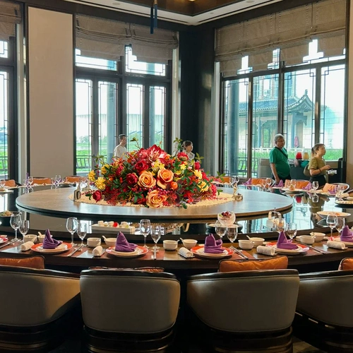 Большой круглый стол в середине проигрывателя цветочный цветок высокий уровень отеля ресторан ресторан Ресторан