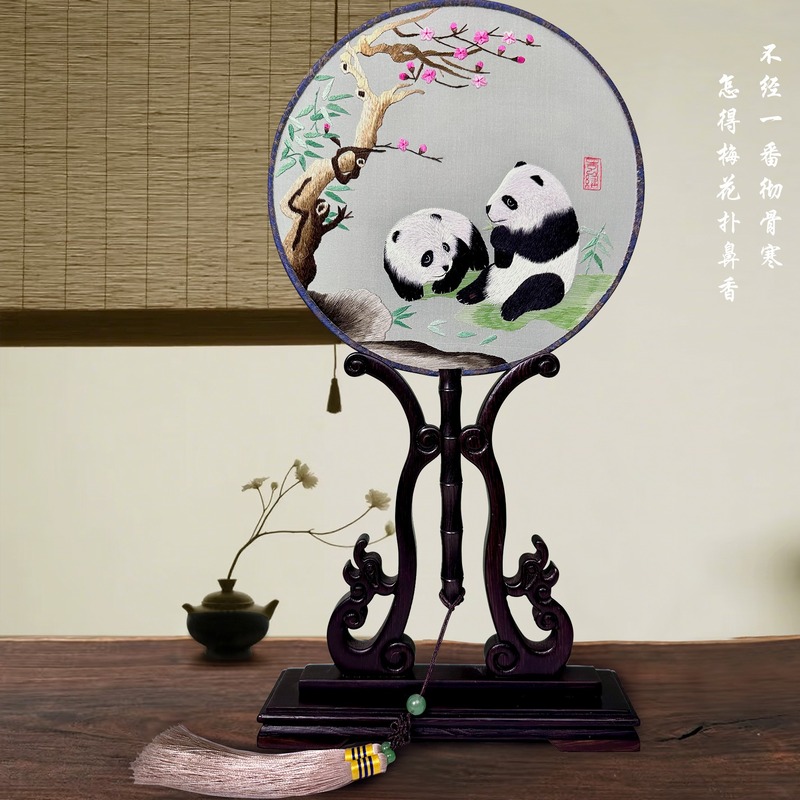 Панда Шу, группа вышивальщиц, веер в китайском стиле, характерные сувениры для иностранцев, встречающихся и обменивающихся двусторонней вышивкой ручной работы