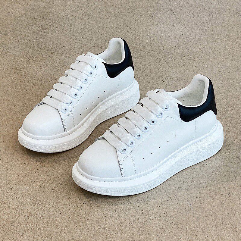 Белые туфли McQueen в том же стиле; женская летняя кожаная обувь на толстой подошве с внутренней отделкой; новинка 2026 года; осенне-зимняя повседневная обувь для пар; мужская