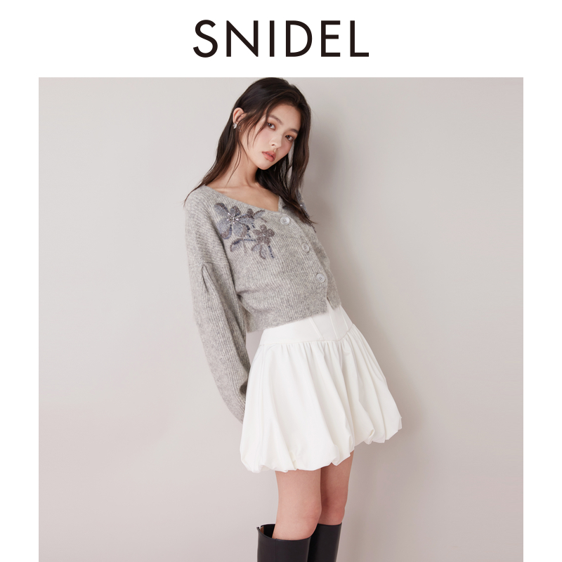 Осенне-зимний шерстяной вязаный кардиган SNIDEL с V-образным вырезом и вышитыми бисером рукавами-фонариками SWNT245305