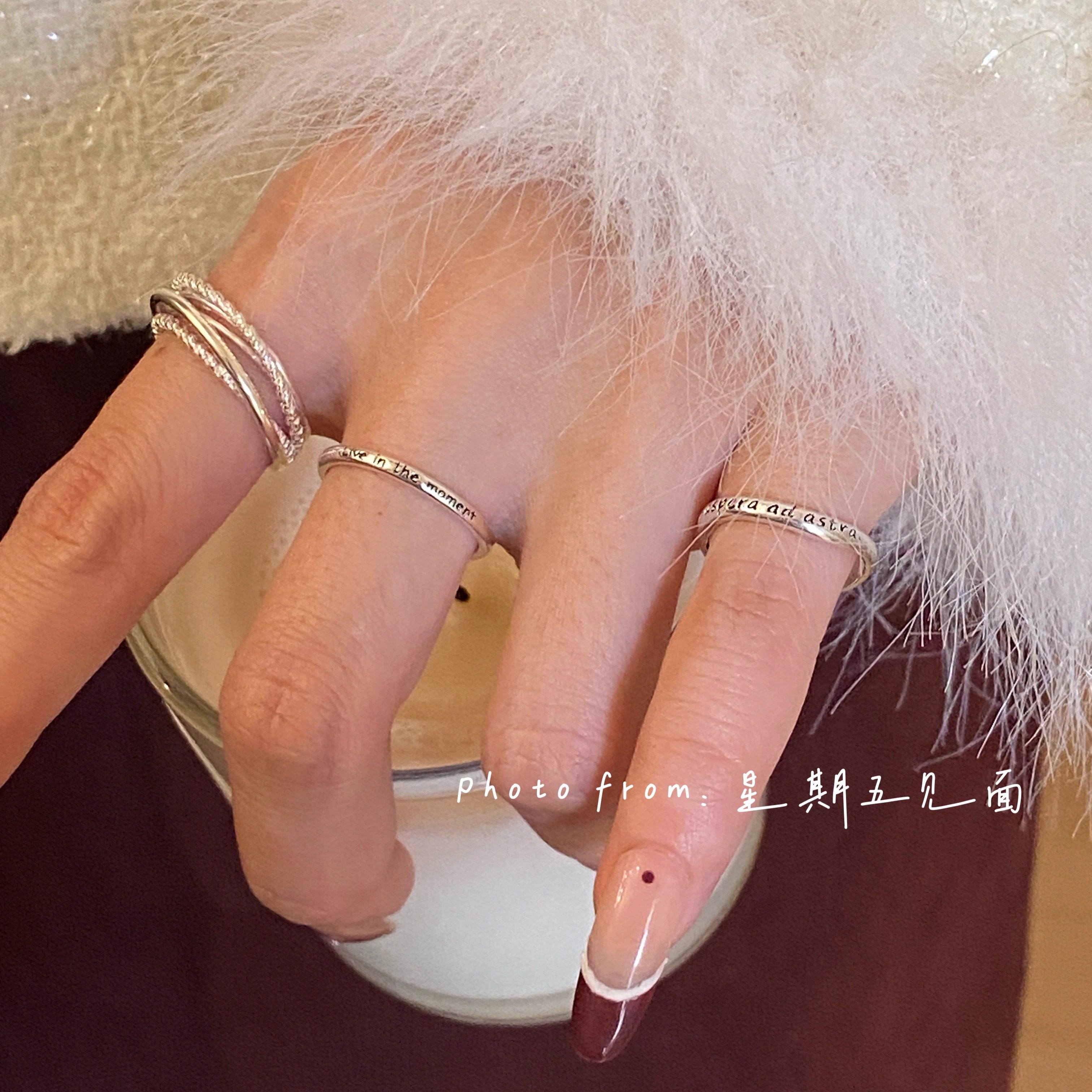 Серебряное кольцо Carpe diem в виде хвоста живет в настоящем кольце Mobius open ring, которое можно использовать в пригородных поездках, как дикое, так и штабелируемое