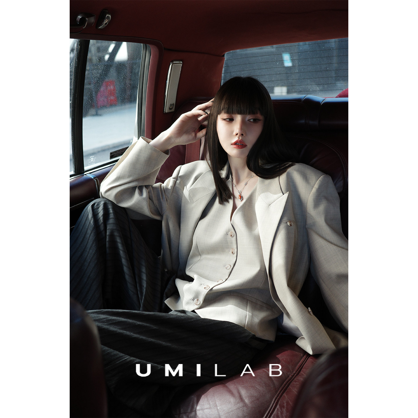 В коллекции UMILAB｜Rousha есть как шерстяная клетчатая ткань, так и костюм-двойка из искусственной кожи / жилет с V-образным вырезом