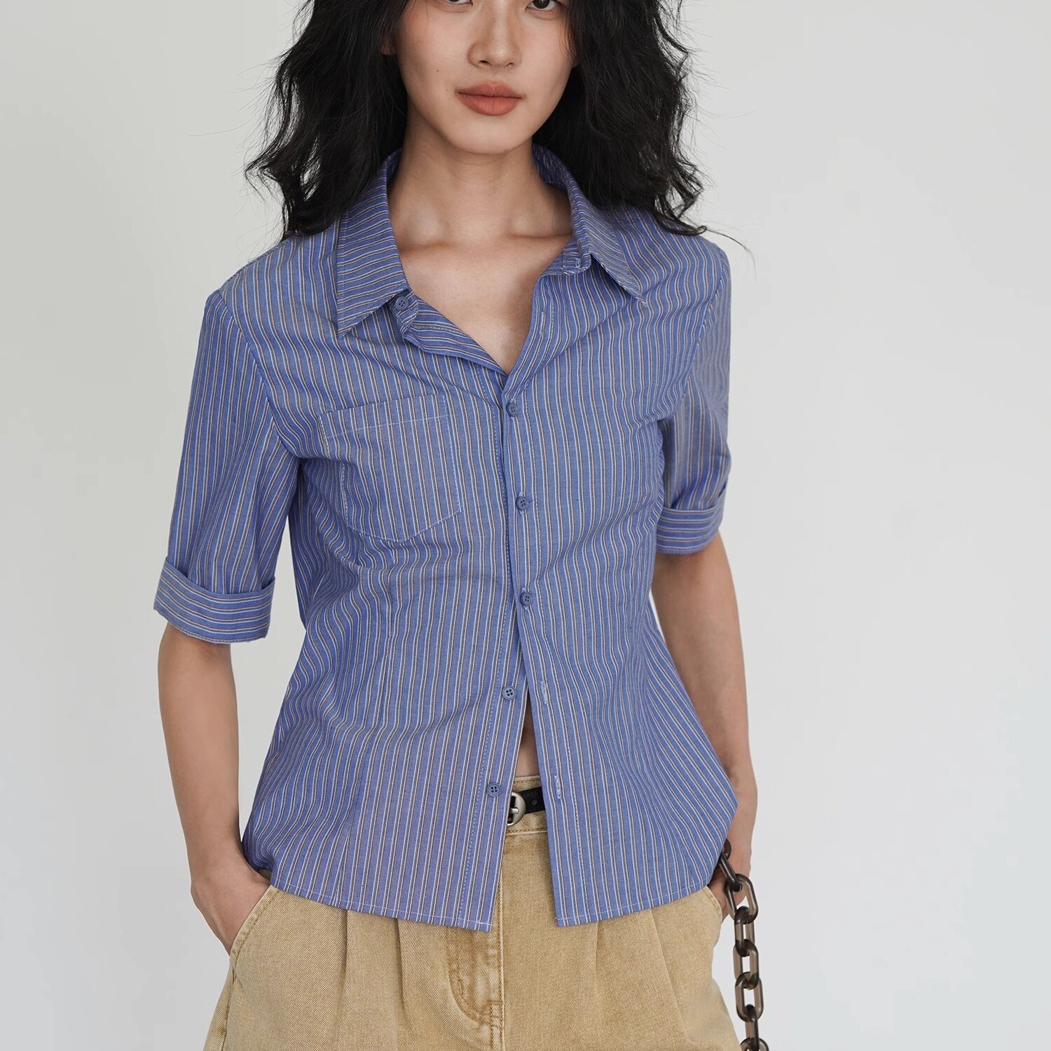 Blue striped short-sleeved shirt with shoulder detailing, perfect for summer, slim fit, stylish design, elegant and versatile French style.