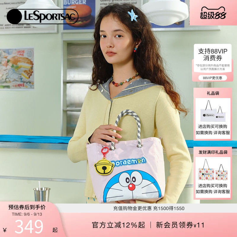 Sun Xuening с той же музыкой, что и LeSportsac, транслирует поэзию рука об руку с сумкой для пригородных поездок Doraemon ограниченной дизайнерской серии