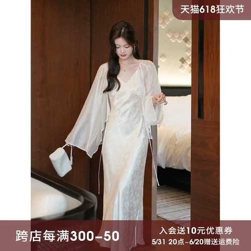 Приталенное платье-комбинация, белое платье, юбка, V-образный вырез, крой «рыбий хвост»