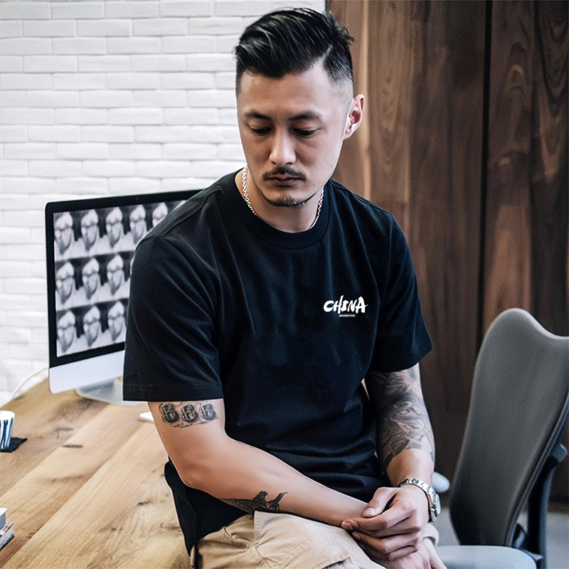 Такую же модную брендовую футболку с принтом Yu Wenle и прямыми штанинами удобно носить ежедневно