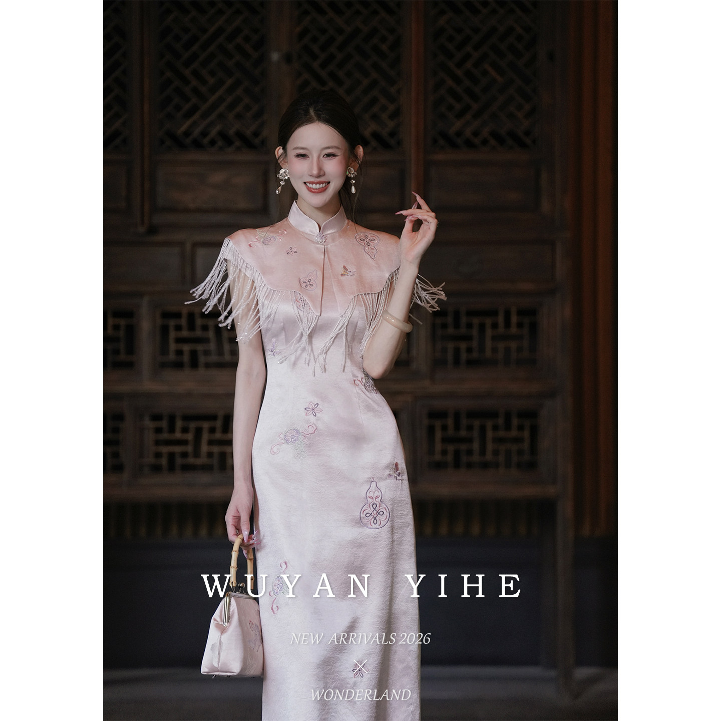 Wuyan Yihe 【Rouge Pei】 Новое платье ципао из ацетатного атласа в китайском стиле с вышитым воротником-стойкой и облачными плечами с кисточками