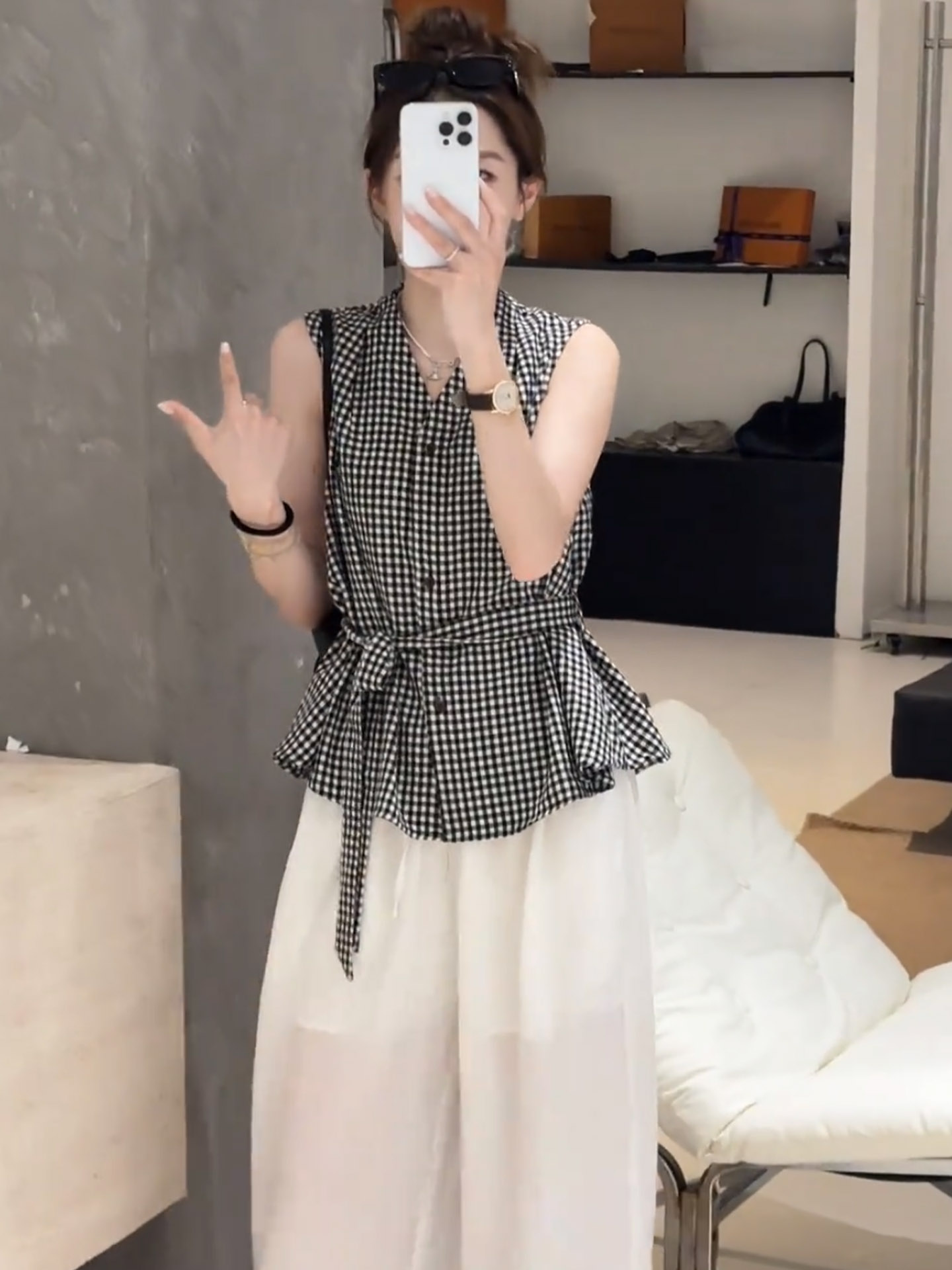 French-style plaid sleeveless blouse with a fitted waist and flowing ribbon, perfect for summer 2026. A sweet and uniquely designed Korean-style top.