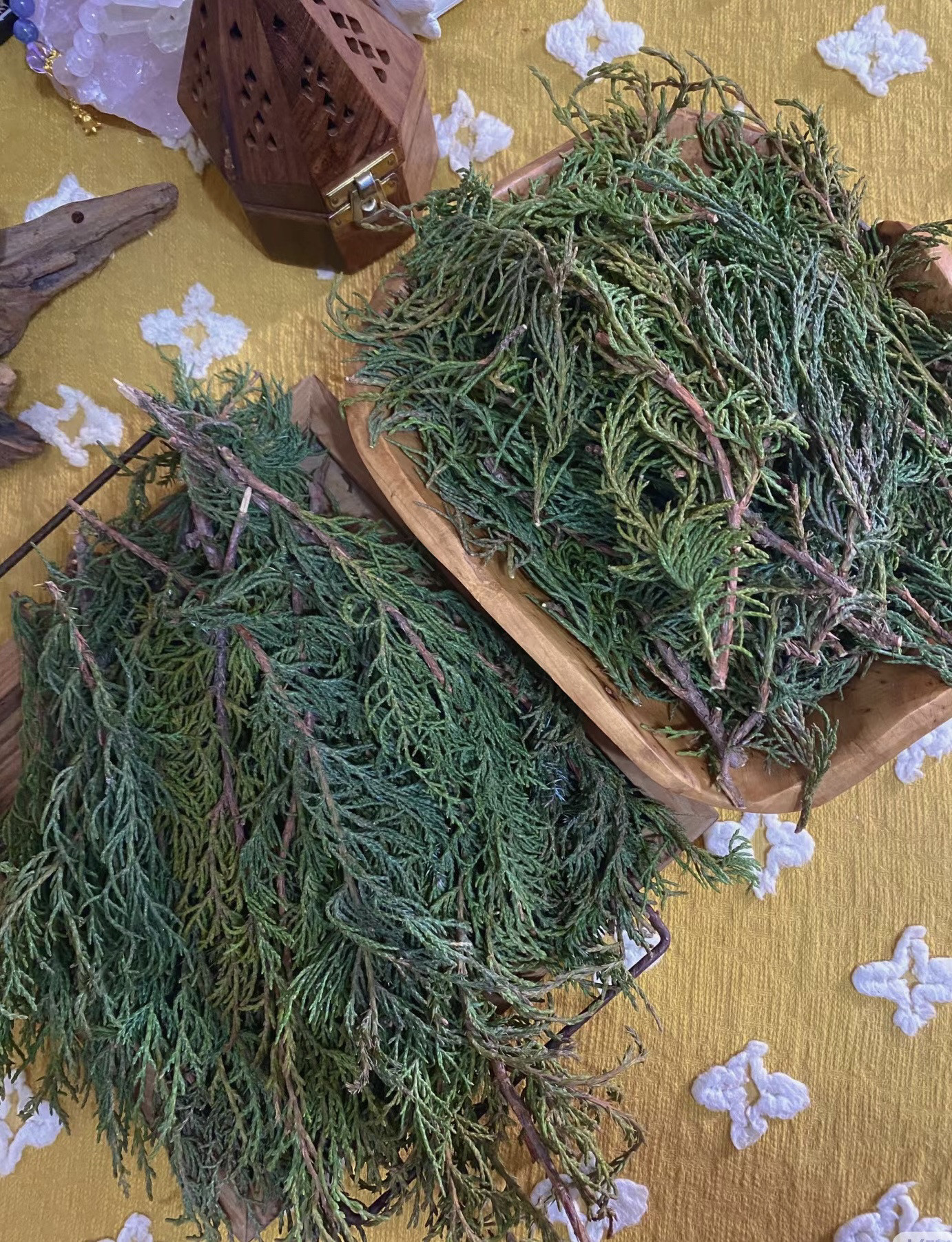 Simmering mulberry smoke for fire fresh cypress incense branches Tibetan branches aromatherapy materials natural Tibetan incense cedar incense authentic aroma
