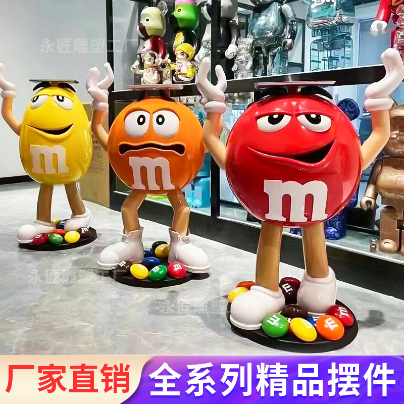 Мультяшная толпа M bean играет с красной куклой mm bean, большим украшением в форме оранжевой фасоли