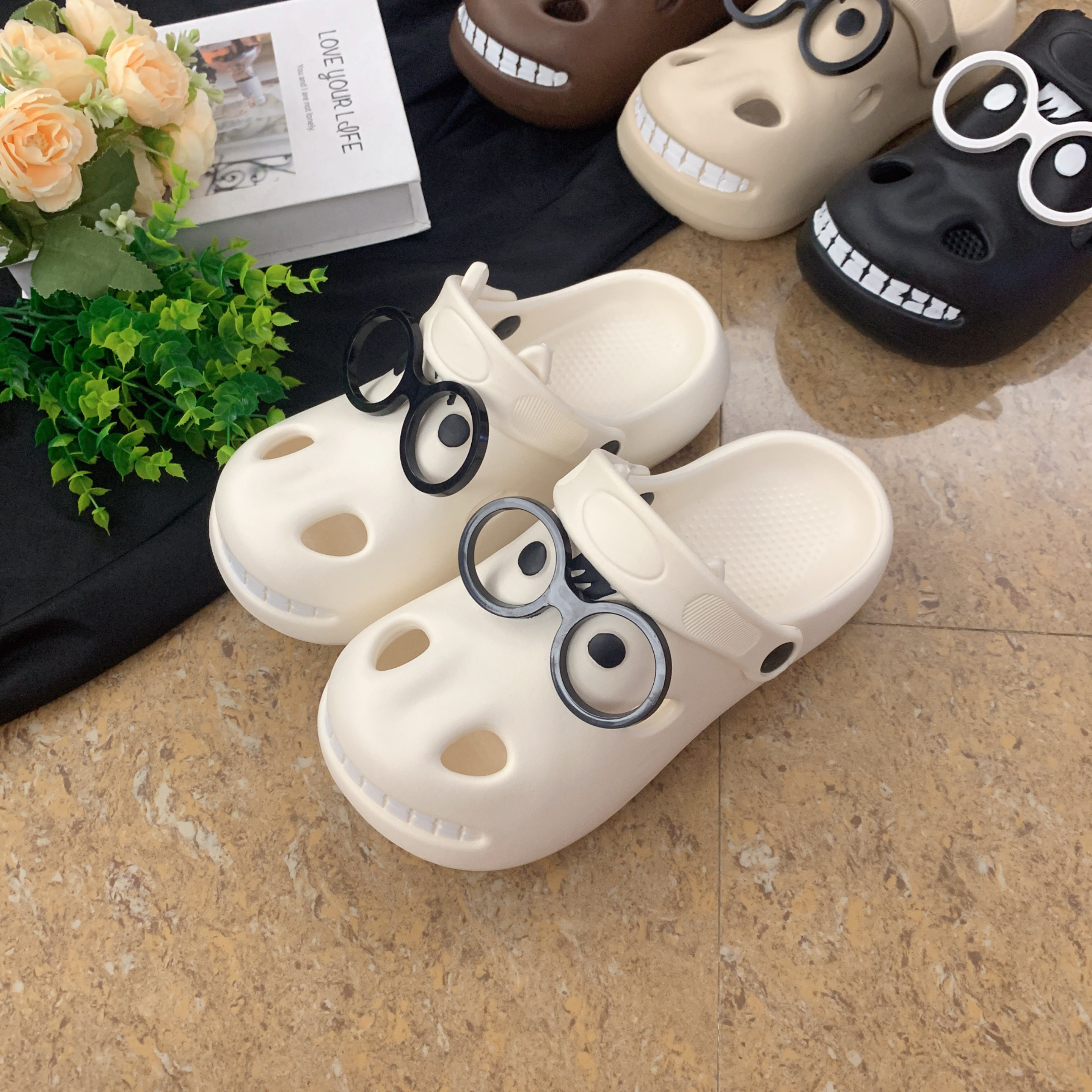 Creative and quirky grinning glasses horse couple clogs women's summer beach outdoor travel lightweight covered sandals