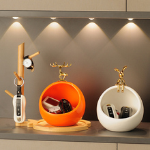 Place key chains, keys, storage boxes, and decorations at the entrance of the entrance. Luxury and luxurious home, living room, shoe cabinet, and decorations