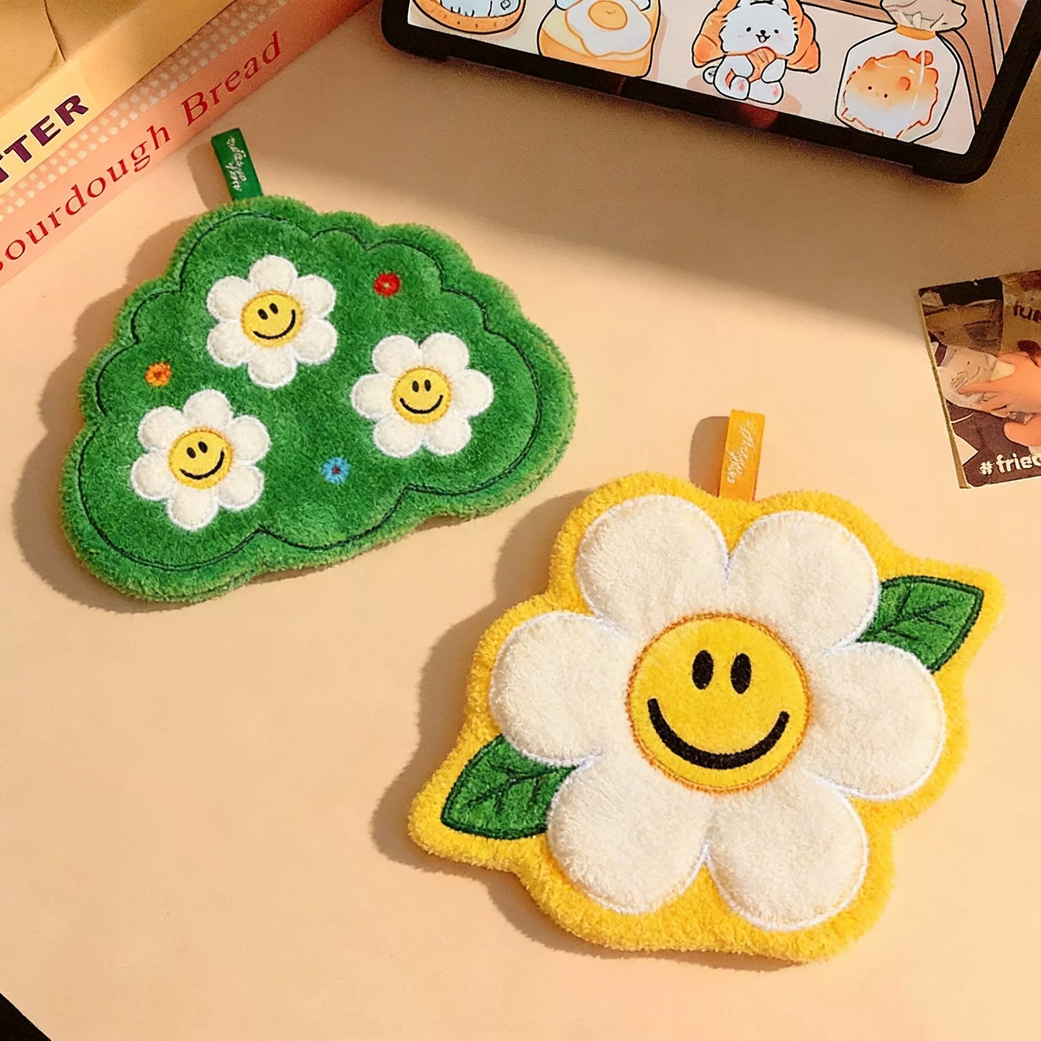 Cute cartoon smiley face sunflower hand towel, hanging coral fleece, thickened kitchen dishcloth, bathroom handkerchief