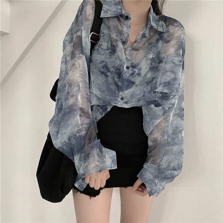 A uniquely designed long-sleeved shirt for plus-size women, perfect for autumn and winter. Loose-fitting and versatile chiffon top.