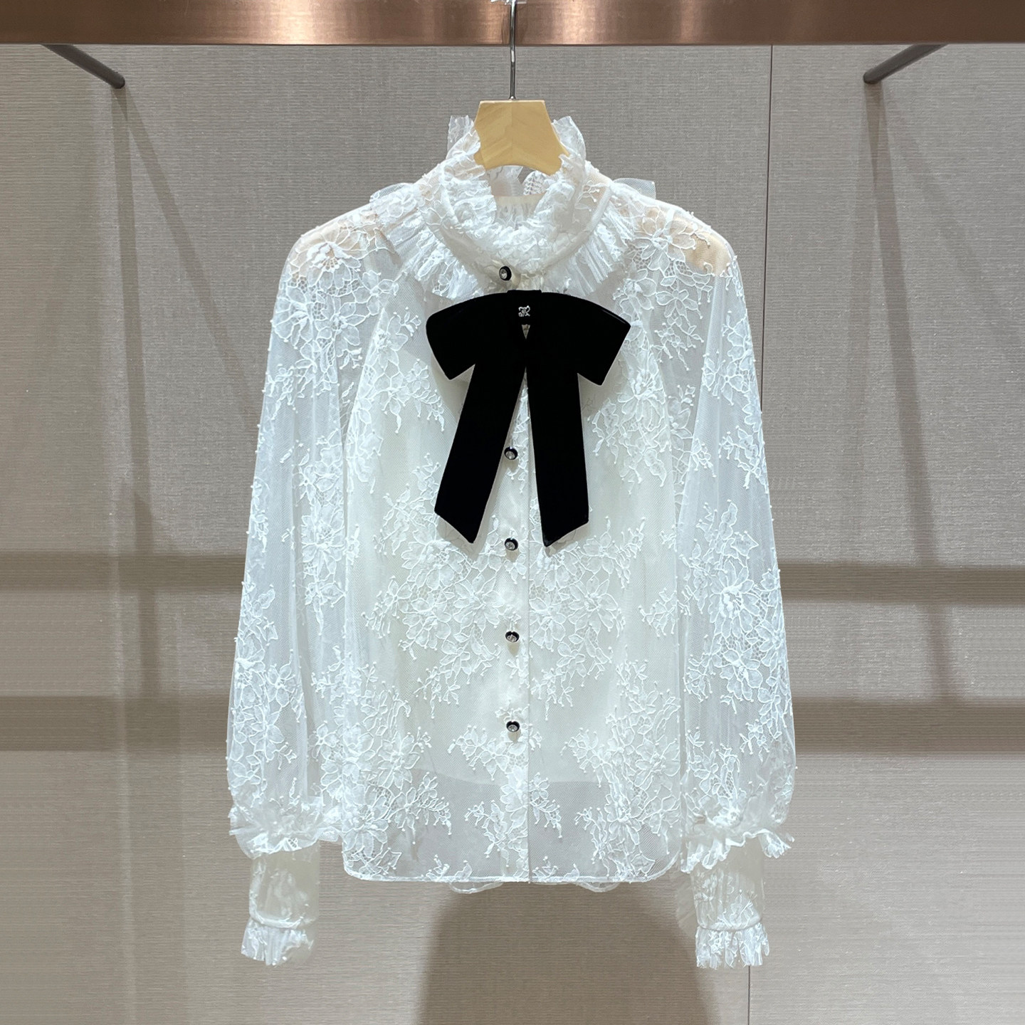 Ladylike and elegant court-style top, 2026 early autumn new style French elegant bow lantern sleeve lace shirt